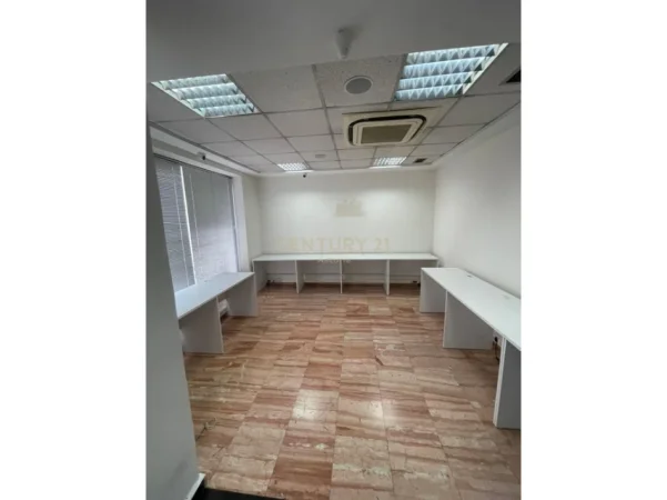 Tirane, jepet me qera ambjent biznesi Kati 4, 465 m² 9.000 € 