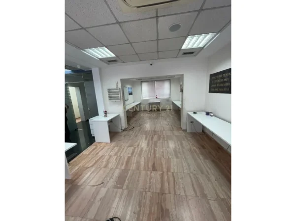Tirane, jepet me qera ambjent biznesi Kati 4, 465 m² 9.000 € 