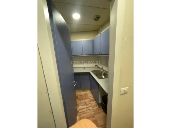 Tirane, jepet me qera ambjent biznesi Kati 4, 465 m² 9.000 € 