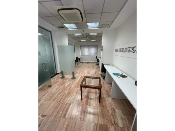 Tirane, jepet me qera ambjent biznesi Kati 4, 465 m² 9.000 € 