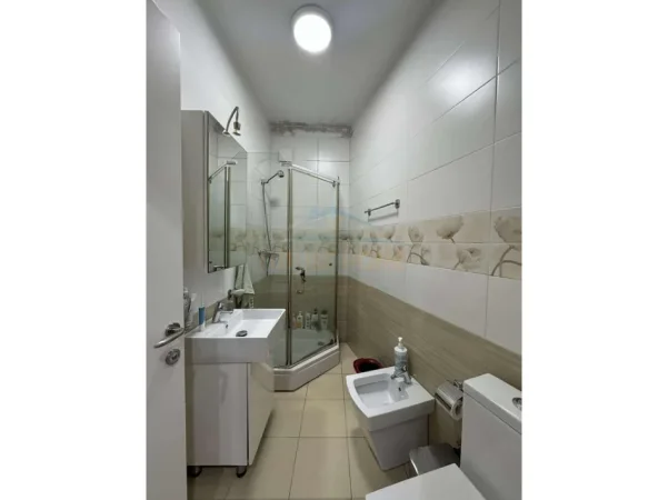 Tirane, jepet me qera apartament 1+1+Ballkon Kati 1, 80 m² 600 € (Liqeni i Thate)