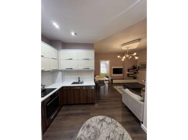 Tirane, jepet me qera apartament 1+1+Ballkon Kati 1, 80 m² 600 € (Liqeni i Thate)
