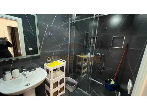Tirane, jepet me qera apartament 2+1+Ballkon Kati 7, 90 m² 700 € (5 maj)