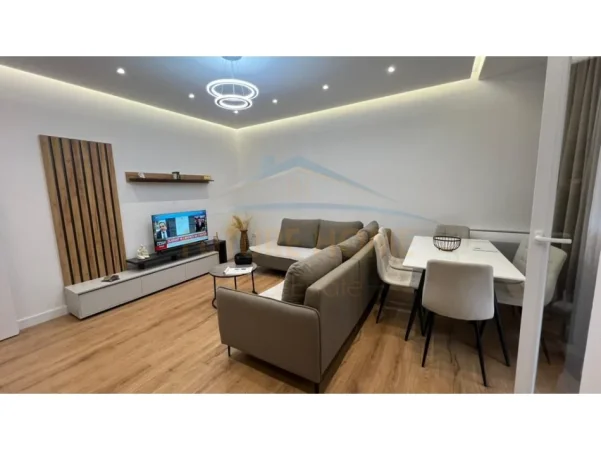 Tirane, jepet me qera apartament 2+1+Ballkon Kati 7, 90 m² 700 € (5 maj)