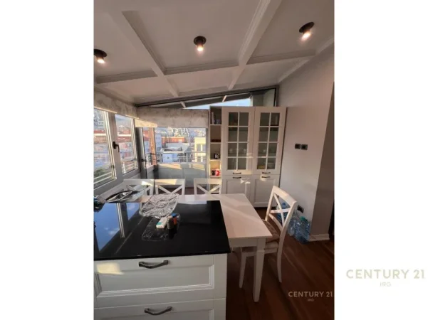 Tirane, jepet me qera apartament+verande | Penthouse 3+1+Aneks+Ballkon Kati 5, 210 m² 2.500 € (Ministria e Drejtesise)