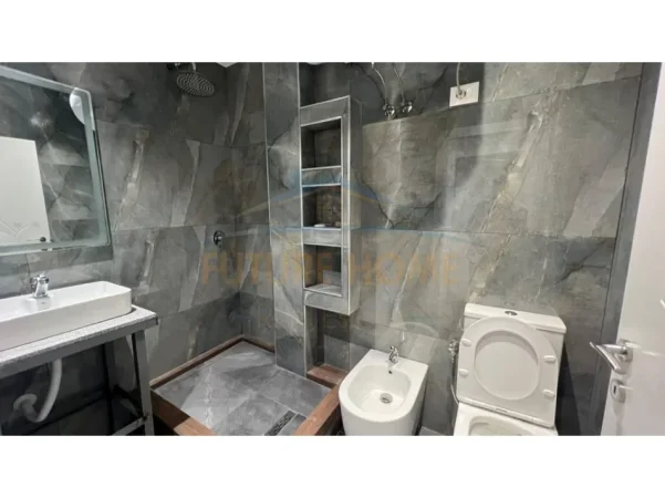 Tirane, jepet me qera apartament 2+1+Ballkon Kati 0, 141 m² 500 € (5 maj)