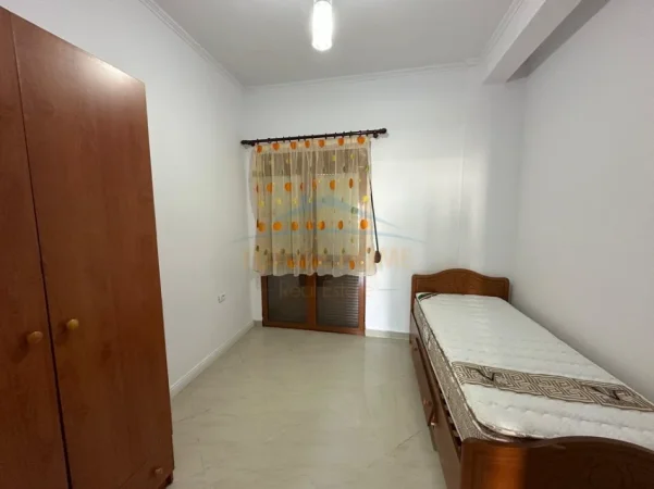 Tirane, jepet me qera apartament 2+1+Ballkon Kati 2, 100 m² 400 € (Bulevardi i Ri)