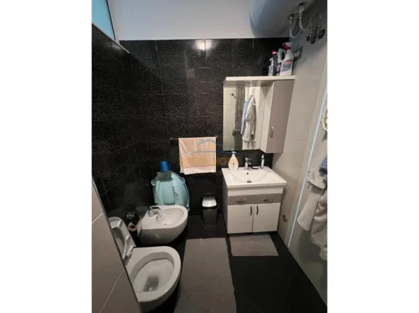 Tirane, jepet me qera apartament 1+1+Ballkon Kati 4, 67 m² 550 € (Porcelan)