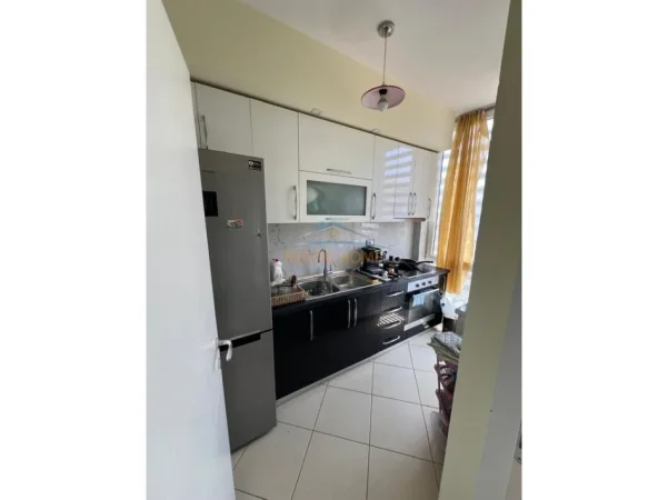 Tirane, jepet me qera apartament 1+1+Ballkon Kati 4, 67 m² 550 € (Porcelan)