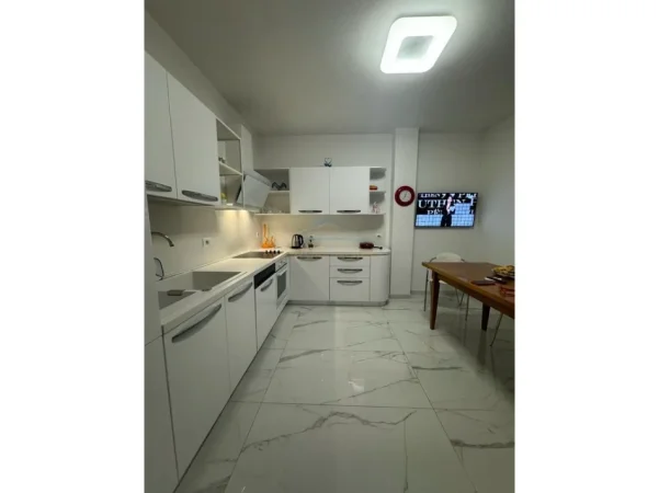 Tirane, jepet me qera apartament 3+1+Ballkon Kati 5, 199 m² 1.100 € (Rruga e Elbasanit)