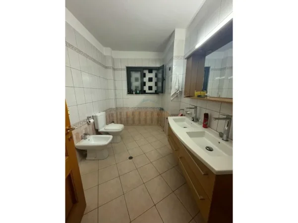 Tirane, jepet me qera apartament 3+1+Ballkon Kati 5, 199 m² 1.100 € (Rruga e Elbasanit)