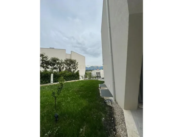 Tirane, jepet me qera Vile 2 Katshe Kati 3, 360 m² 4.500 € (Green Valley)