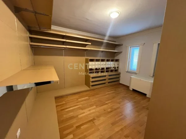 Tirane, jepet me qera Vile 3 Katshe Kati 3, 335 m² 3.800 € (Garden Villas)