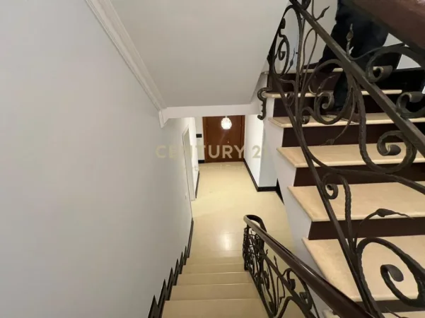 Tirane, jepet me qera Vile 3 Katshe Kati 3, 335 m² 3.800 € (Garden Villas)