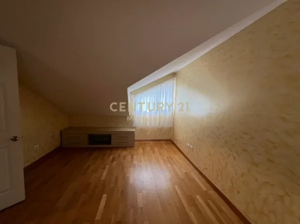 Tirane, jepet me qera Vile 3 Katshe Kati 3, 335 m² 3.800 € (Garden Villas)