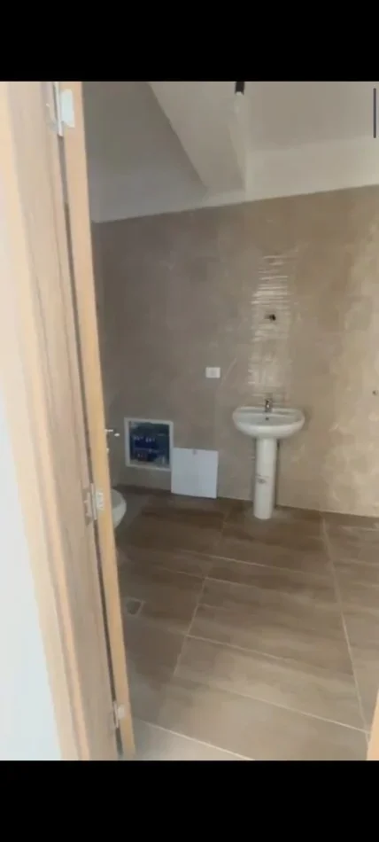 Tirane, shitet apartament 3+1 Kati 2, 135 m² 162.000 € (Rruga 5 Maji)
