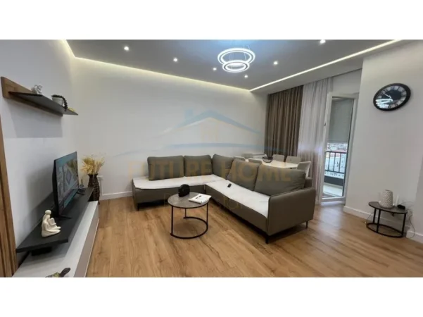 Tirane, jepet me qera apartament 2+1+Ballkon Kati 7, 90 m² 700 € (Rruga 5 Maji)