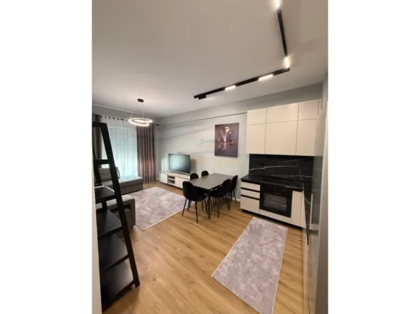Tirane, jepet me qera apartament 1+1+Ballkon Kati 3, 53 m² 450 € (Fresku)