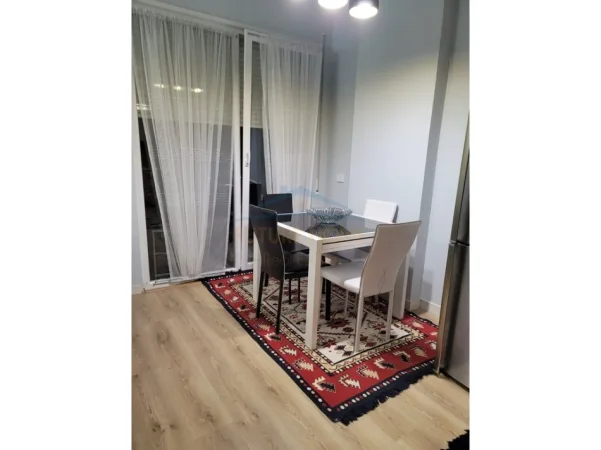 Tirane, jepet me qera apartament 2+1+Ballkon Kati 6, 82 m² 600 € (Rruga 5 Maji)