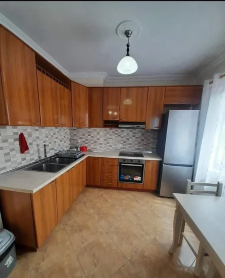 Tirane, jepet me qera apartament 1+1 Kati 3, 70 m² 550 € (Medreseja)