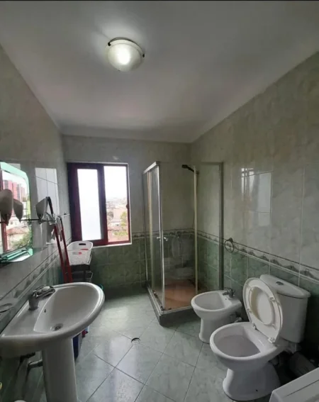 Tirane, jepet me qera apartament 1+1 Kati 3, 70 m² 550 € (Medreseja)