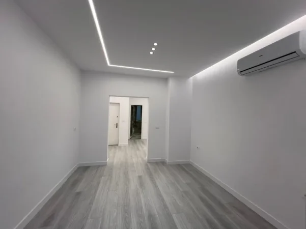 🏘️ Me Qera : Zyrë Luxury. 80m² - Kt.2 (Qendër - Rr. Barrikadave)🔥Ideale për biznesin tuaj | Super mundësi✨️ 1000€ Neto/Muaj 💶💶