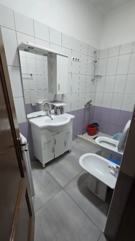 Durres, jepet me qera nga Pronari, pa-komision apartament 2+1 Kati 2, 75 m² 400 € (lagja numer 9 rruga Isuf Ferra)