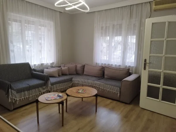 Tirane, jepet me qera apartament 1+1+Ballkon Kati 1, 85 m² 600 € (rruga 5 maji)