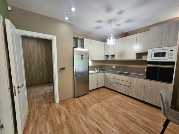 Tirane, jepet me qera apartament 2+1+Ballkon Kati 0, 100 m² 1.000 € (Secret Garden)