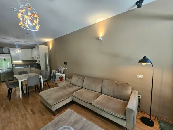 Tirane, jepet me qera apartament 2+1+Ballkon Kati 0, 100 m² 1.000 € (Secret Garden)