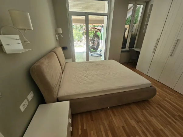 Tirane, jepet me qera apartament 2+1+Ballkon Kati 0, 100 m² 1.000 € (Secret Garden)