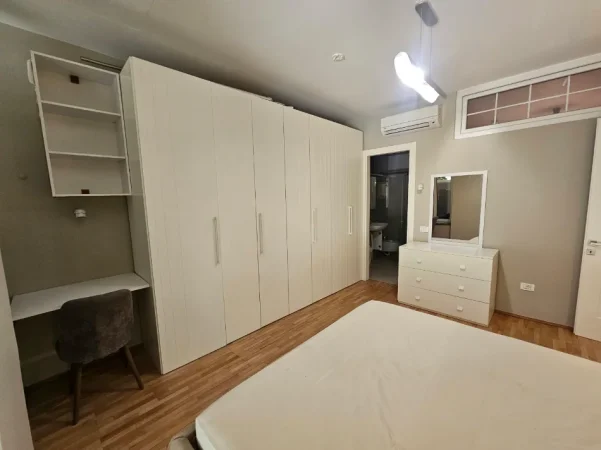 Tirane, jepet me qera apartament 2+1+Ballkon Kati 0, 100 m² 1.000 € (Secret Garden)