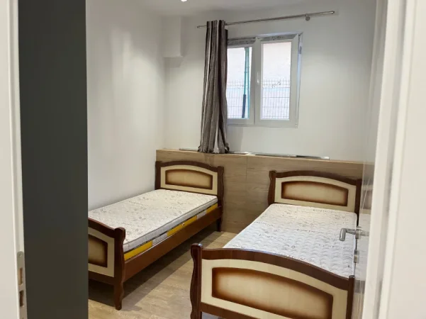 Tirane, jepet me qera apartament 2+1 Kati 1, (5 MAJI)