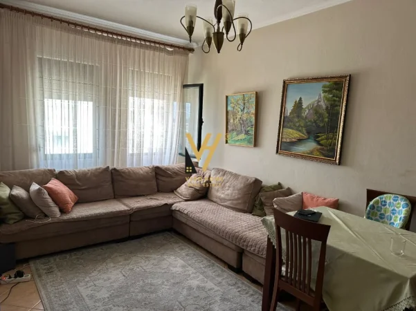 Tirane, jepet me qera apartament 1+1+Ballkon Kati 5, 85 m² 470 € (FRESKU)