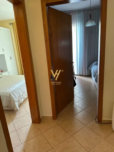 Tirane, jepet me qera apartament 1+1+Ballkon Kati 5, 85 m² 470 € (FRESKU)