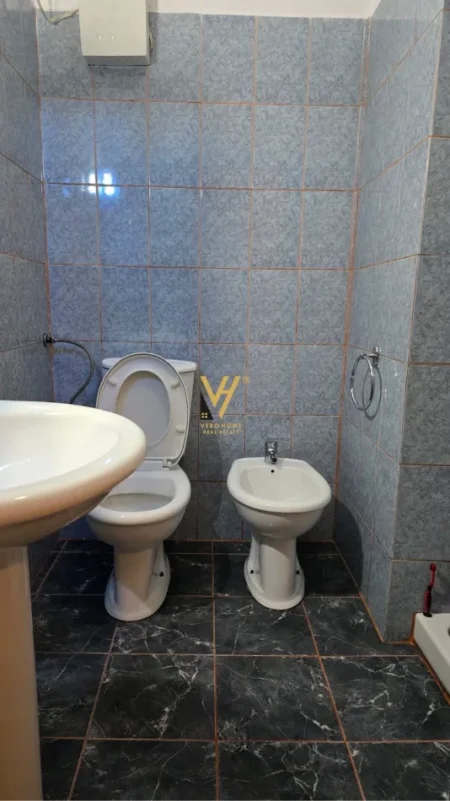 Tirane, jepet me qera apartament 1+1+Ballkon Kati 5, 85 m² 470 € (FRESKU)