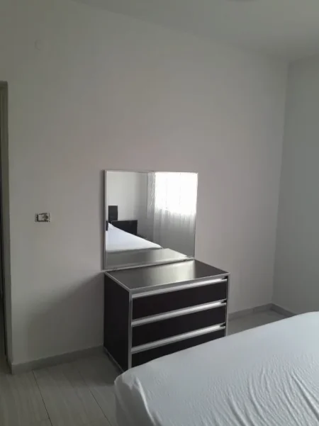 🏡 Jepet me Qera Apartament 1+1 Buzë Unazës, tek  Rruga Bardhyl,  400 Euro