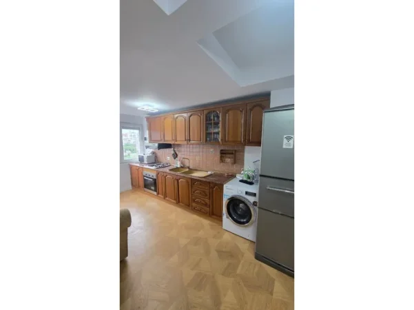 Tirane, jepet me qera 2+1 , –Selite Çmimi: 700 Euro/mua
