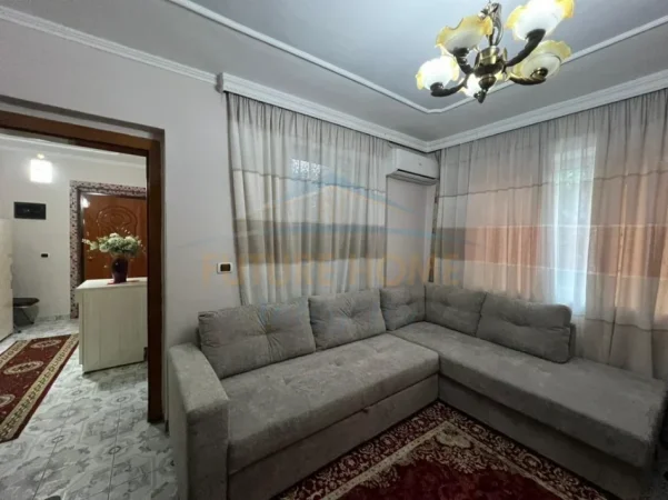 Tirane, jepet me qera apartament 1+1, Kati 3, 56 m² 470 € (Rruga e Elbasanit) Prane Shkolles Osman Myderizi