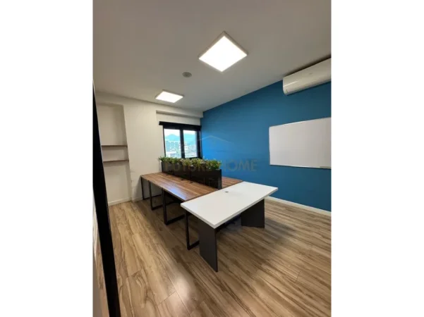 Tirane, jepet me qera zyre Kati 1, 211 m² 2.000 € (Unaza e re)