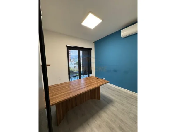 Tirane, jepet me qera zyre Kati 1, 211 m² 2.000 € (Unaza e re)