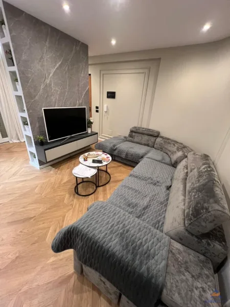 Tirane, jepet me qera apartament 1+1+Ballkon Kati 1, 80 m² 683 € 