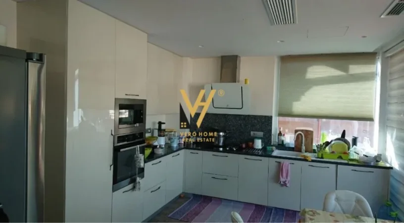 Tirane, jepet me qera apartament duplex 4+1+Ballkon Kati 5, 180 m² 1.800 € (LIQENI I THATE)