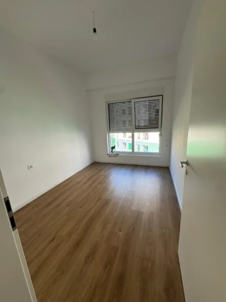 Tirane, jepet me qera zyre Kati 7, 65 m² 300 € (ALI DEMI)