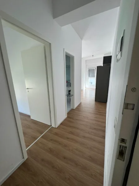 Tirane, jepet me qera zyre Kati 7, 65 m² 300 € (ALI DEMI)