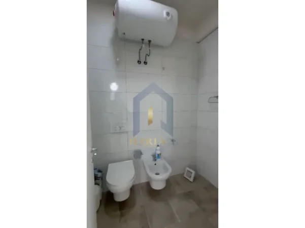 Tirane, jepet me qera apartament 2+1+Ballkon Kati 2, 92 m² 800 € (Apartament 2+1+post parkimi me qira Rruga Panorama, statcioni i trenit)