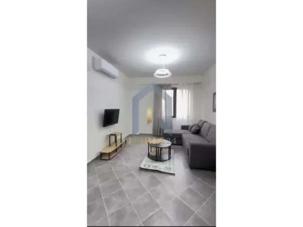 Tirane, jepet me qera apartament 2+1+Ballkon Kati 2, 92 m² 800 € (Apartament 2+1+post parkimi me qira Rruga Panorama, statcioni i trenit)