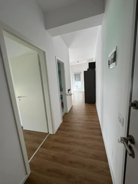 Tirane, jepet me qera zyre Kati 5, 65 m² 350 € (ALI DEMI)