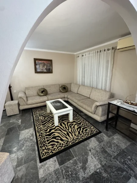 Tirane, jepet me qera apartament 2+1+Ballkon Kati 5, 85 m² 600 € 