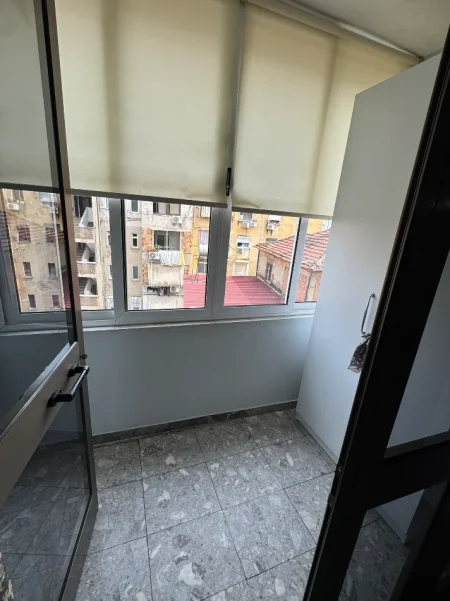 Tirane, jepet me qera apartament 2+1+Ballkon Kati 5, 85 m² 600 € 